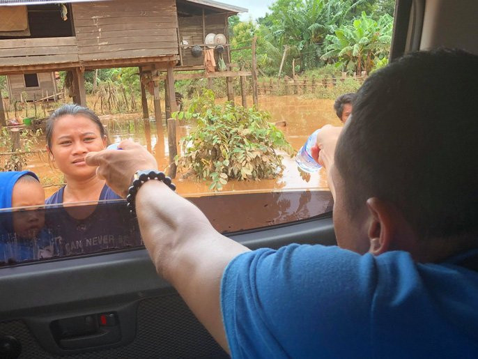 THẢM HOẠ VỠ ĐẬP THUỶ ĐIỆN: Động vật chết khắp nơi, trẻ em lội bùn nhận cứu trợ - Ảnh 10.