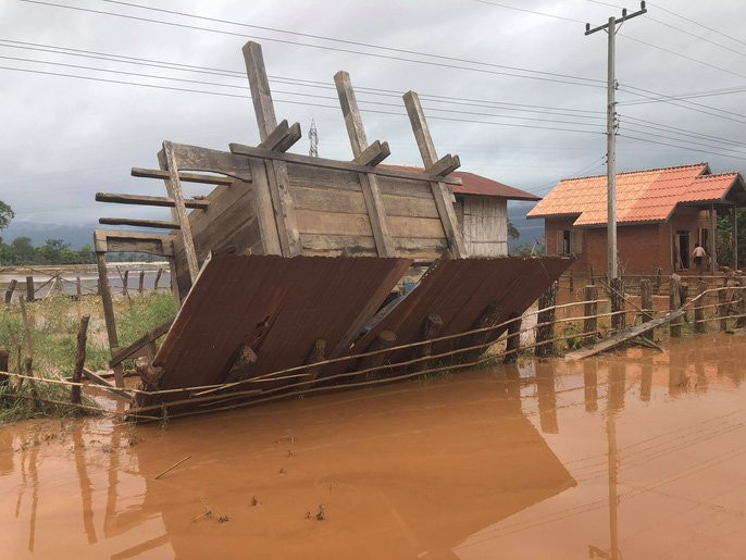 THẢM HOẠ VỠ ĐẬP THUỶ ĐIỆN: Động vật chết khắp nơi, trẻ em lội bùn nhận cứu trợ - Ảnh 7.