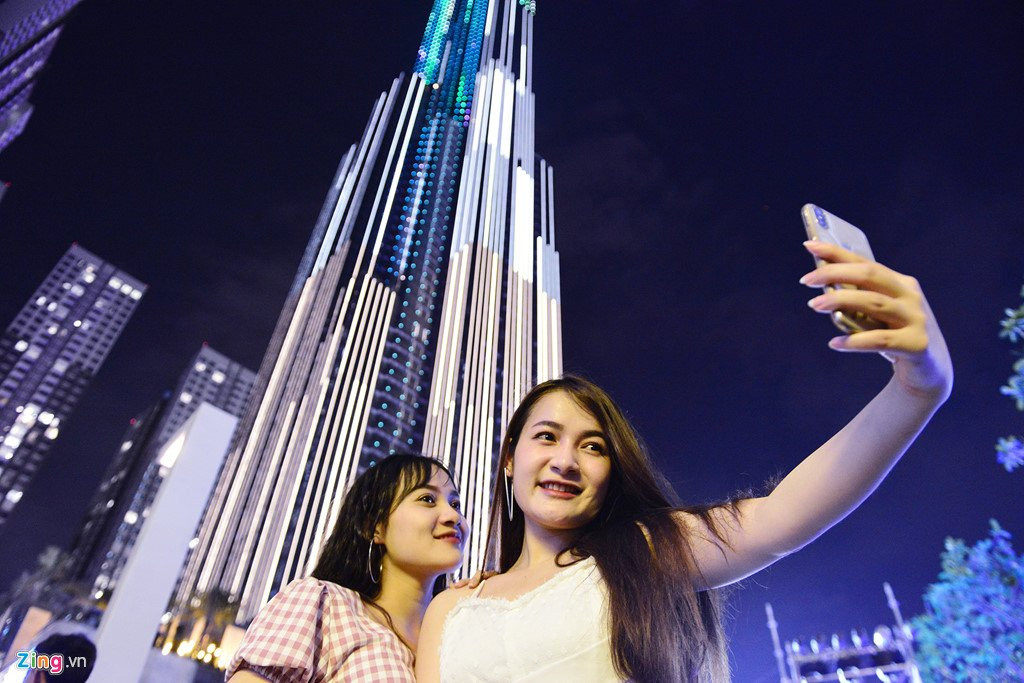 Toa nha cao nhat Viet Nam ruc ro trong phao hoa va anh sang nghe thuat hinh anh 8