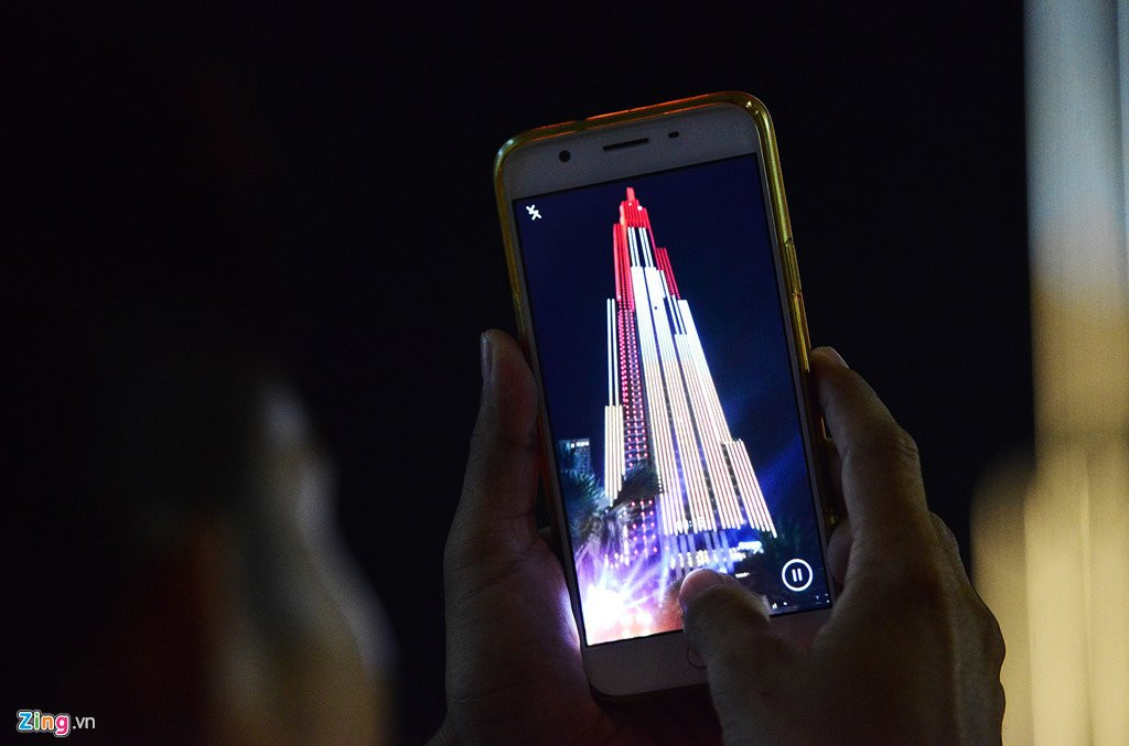 Toa nha cao nhat Viet Nam ruc ro trong phao hoa va anh sang nghe thuat hinh anh 11