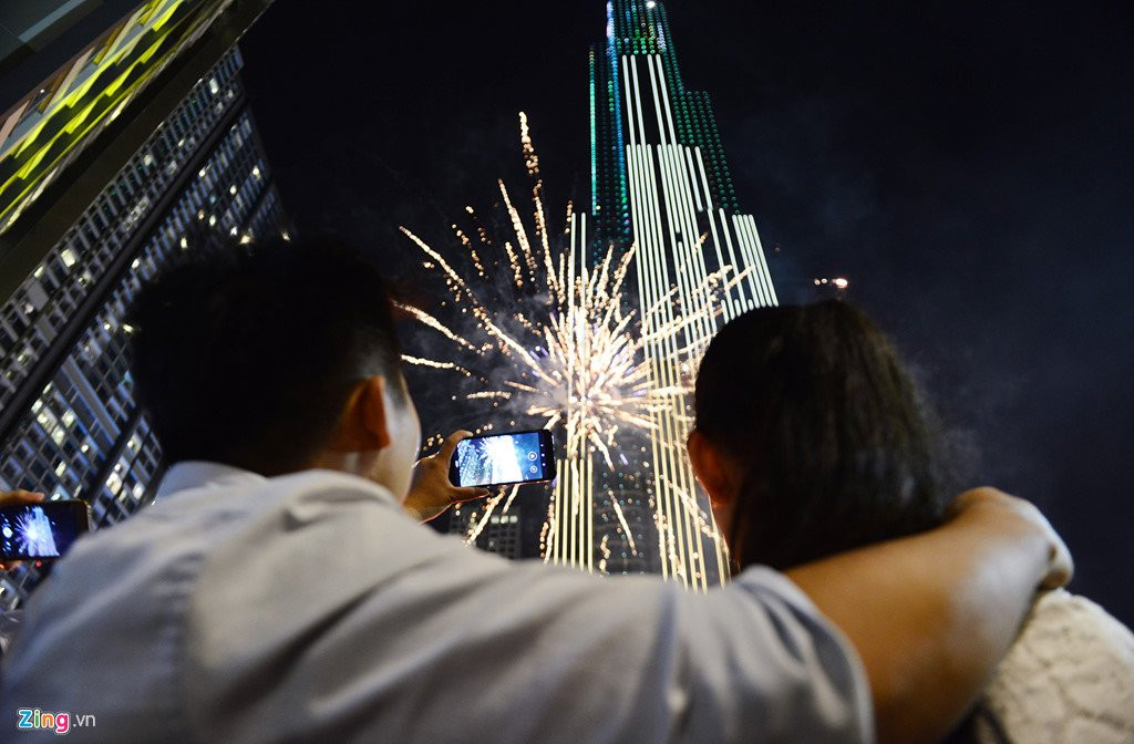 Toa nha cao nhat Viet Nam ruc ro trong phao hoa va anh sang nghe thuat hinh anh 10