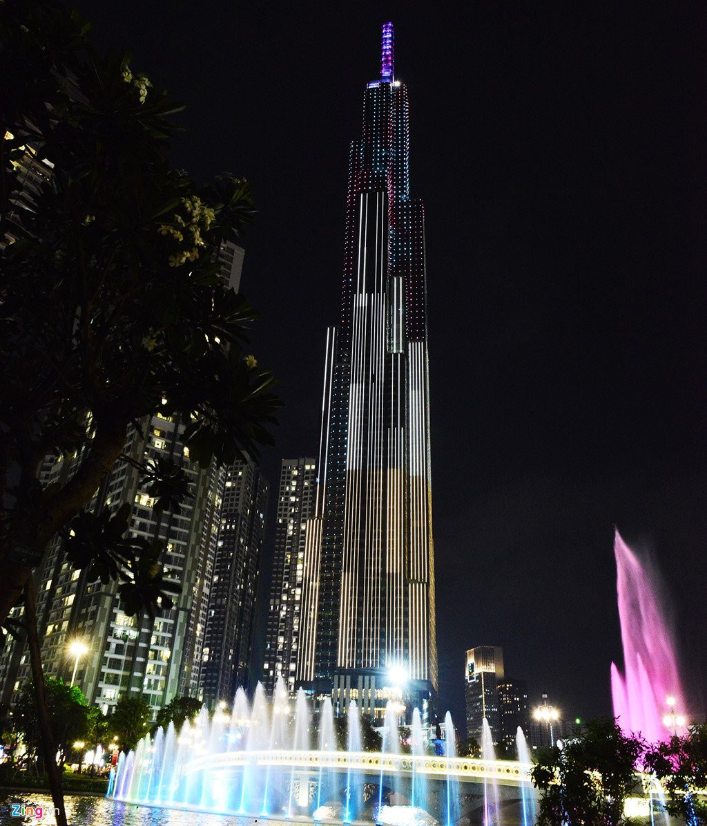 Toa nha cao nhat Viet Nam ruc ro trong phao hoa va anh sang nghe thuat hinh anh 1