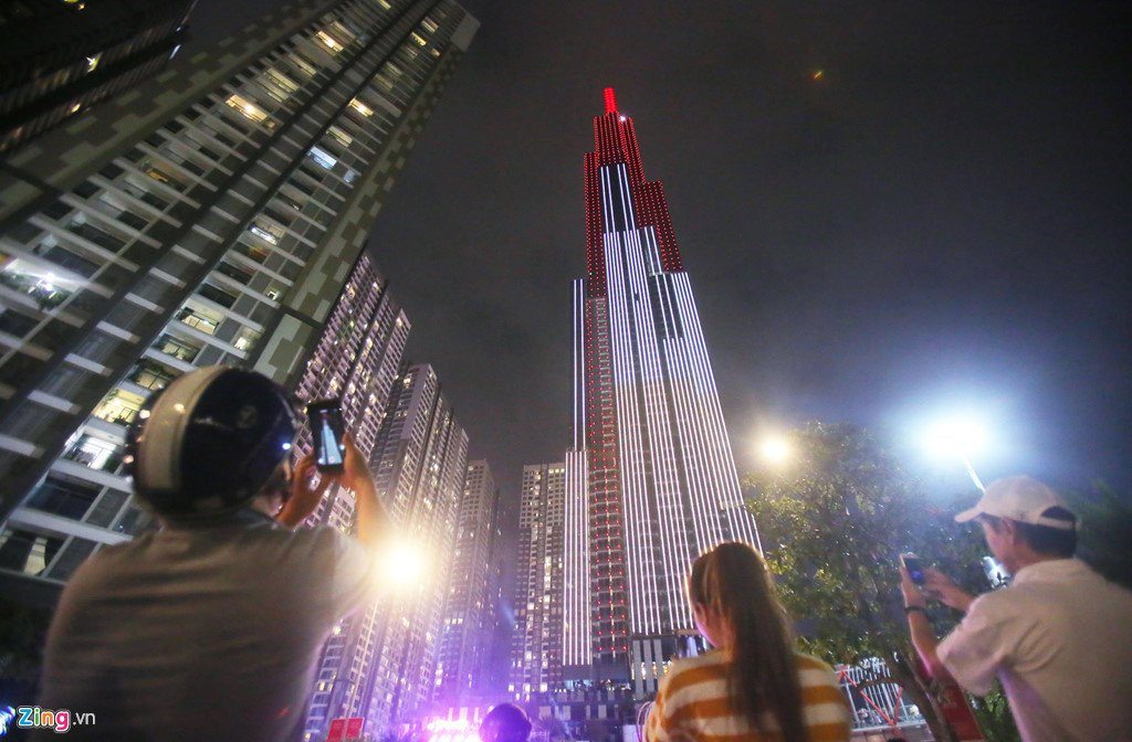 Toa nha cao nhat Viet Nam ruc ro trong phao hoa va anh sang nghe thuat hinh anh 2