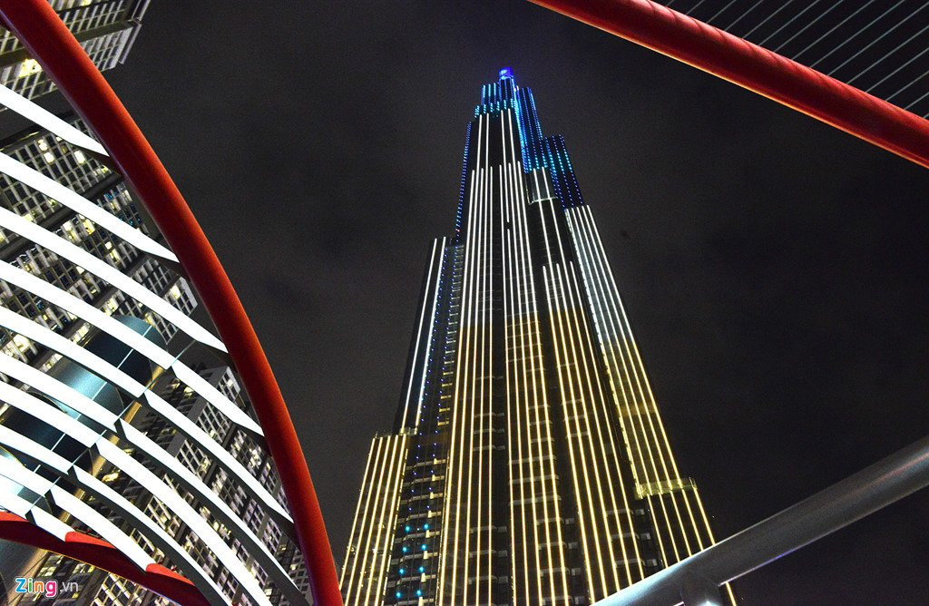 Toa nha cao nhat Viet Nam ruc ro trong phao hoa va anh sang nghe thuat hinh anh 3