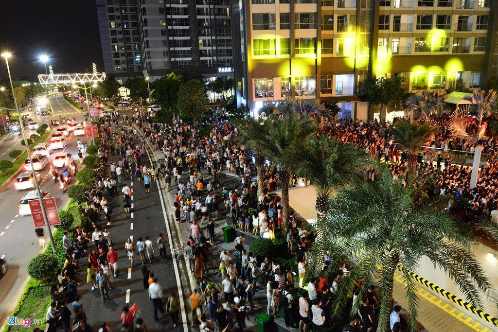 Toa nha cao nhat Viet Nam ruc ro trong phao hoa va anh sang nghe thuat hinh anh 4