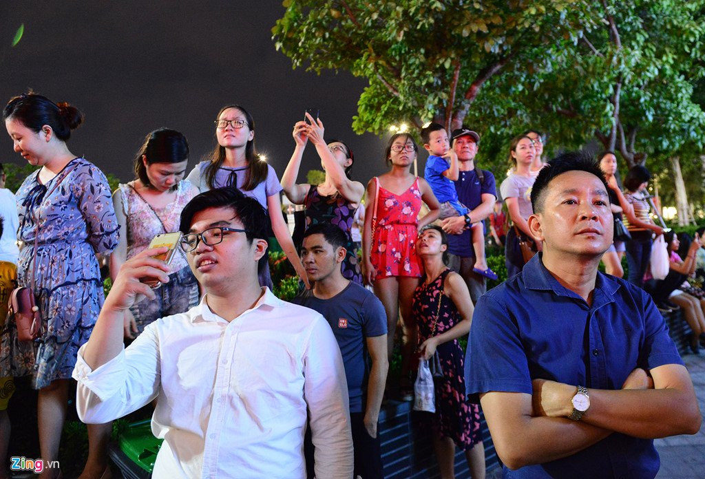 Toa nha cao nhat Viet Nam ruc ro trong phao hoa va anh sang nghe thuat hinh anh 5