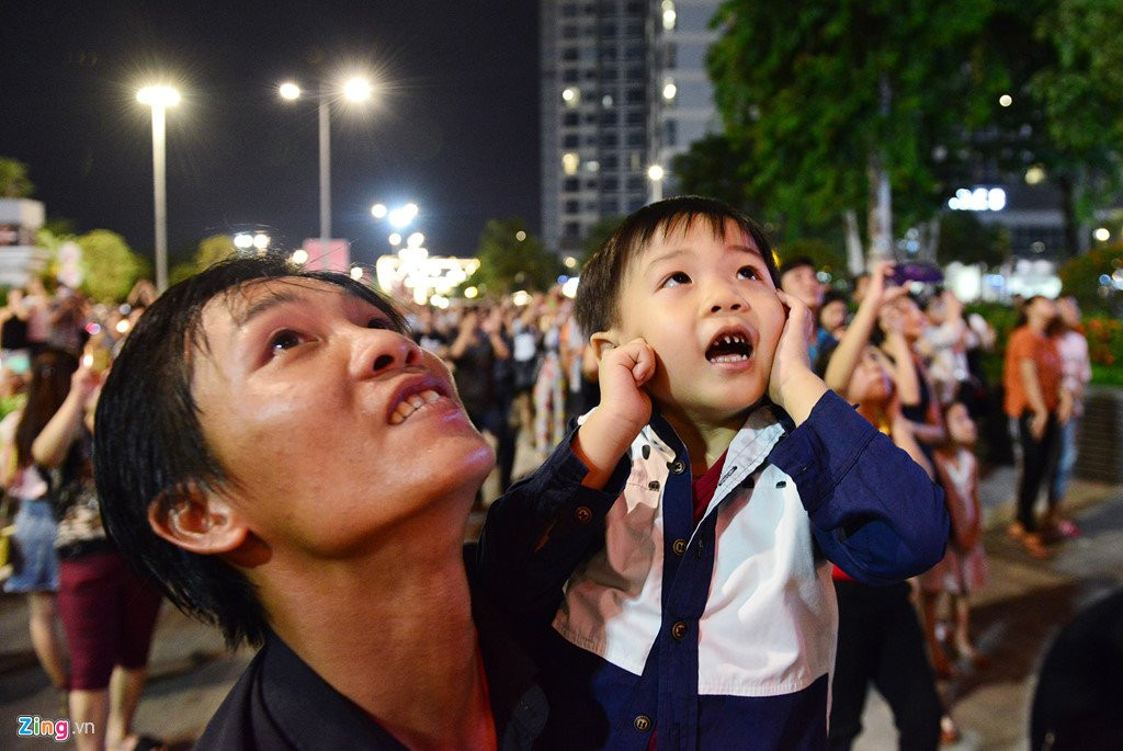 Toa nha cao nhat Viet Nam ruc ro trong phao hoa va anh sang nghe thuat hinh anh 6