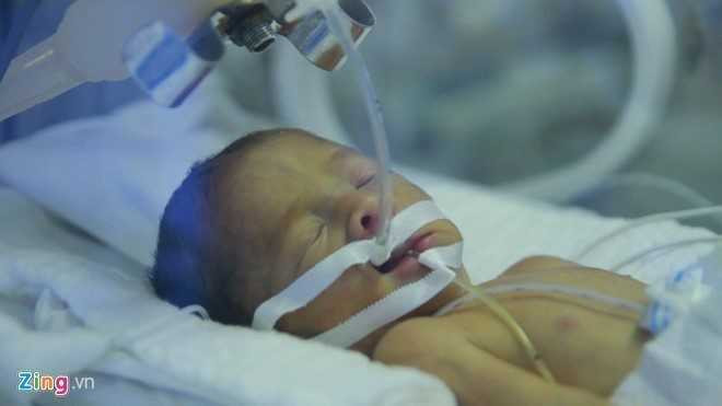 con trai thieu uy Dau Huyen Tram xuat vien