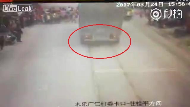 xe tai dam hoc sinh sang duong