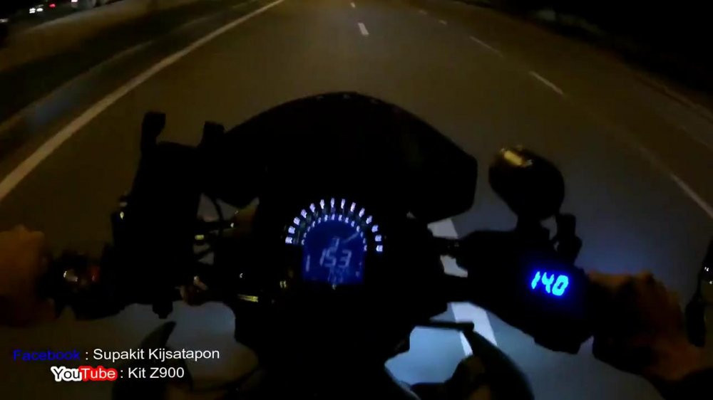 thanh nien chay moto