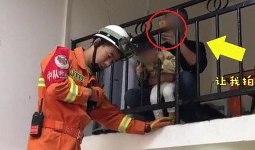 As firefighters try to rescue kid with head stuck in railing, father can't help but snap some pics- Shanghaiist_3