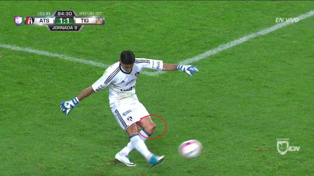 Horrible lesión de rodilla de Óscar Ustari en el Atlas vs Tigres - Liga MX