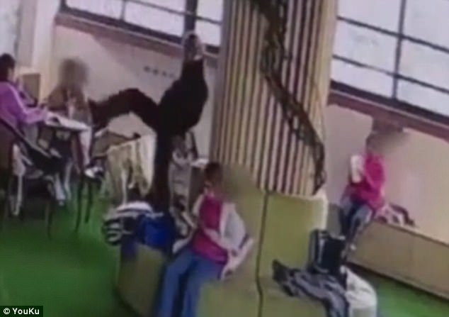 thay giao bat nu sinh ngui chan