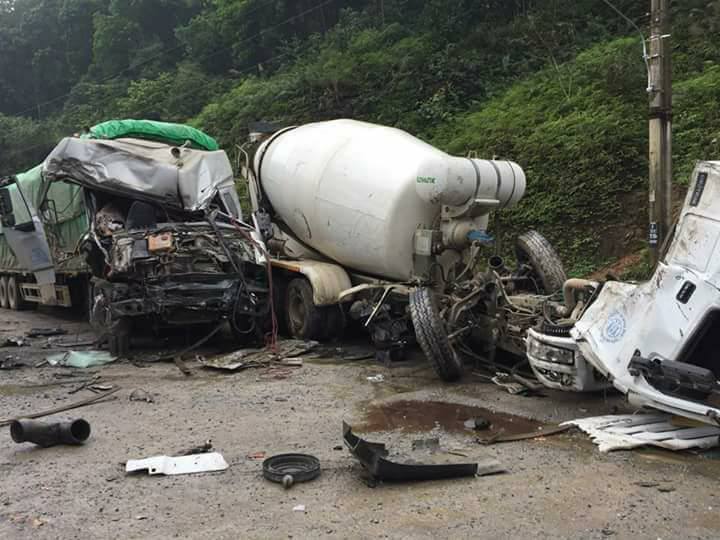 xe bon dam xe tai o ha giang 3