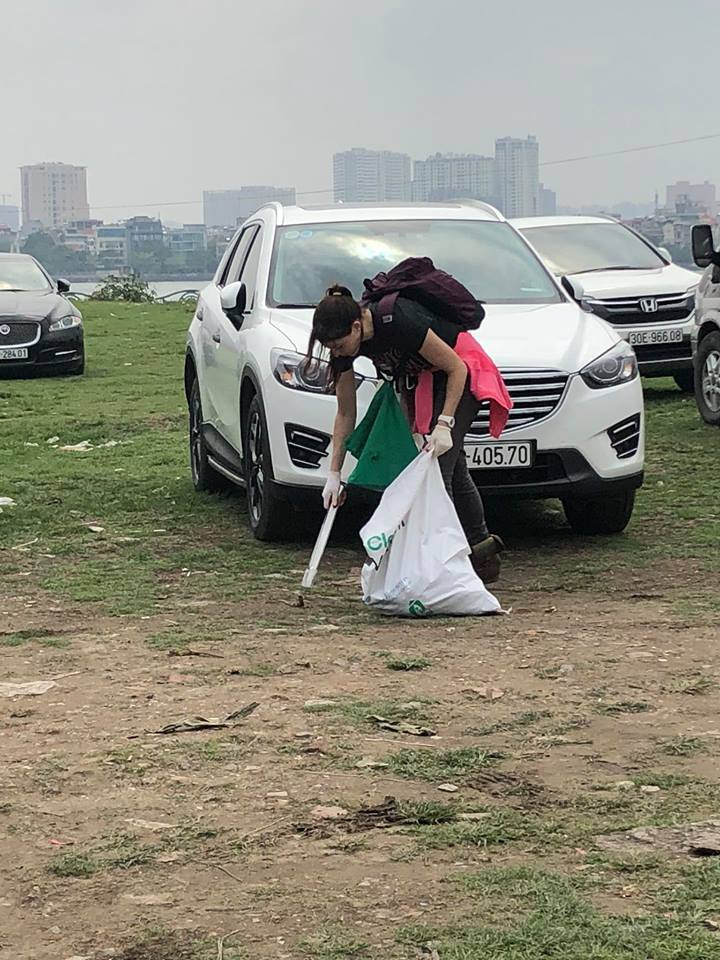 co gai tay nhat rac o phu tay ho