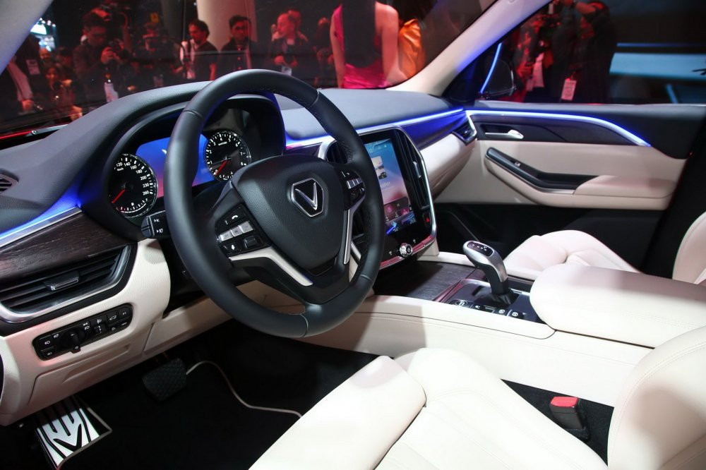 998f78e0-vinfast-suv-sedan-paris-debuts-6 9