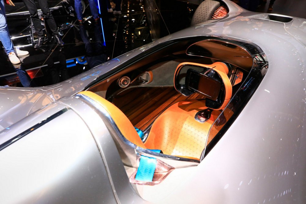 28409200-mercedes-vision-eq-silver-arrow-13 10