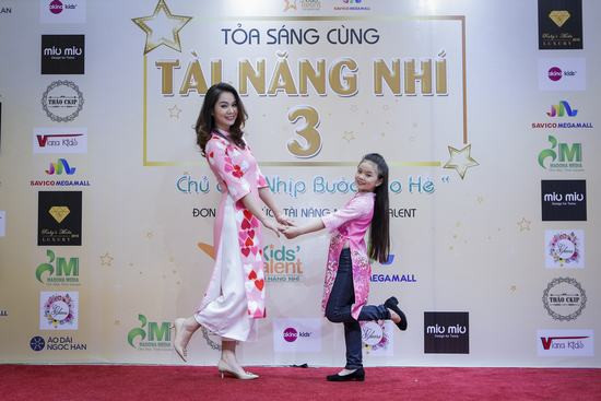 dinh-huong-co-giao-showbiz-nhi-va-nhung-cau-chuyen-sau-tam-man-nhung-hinh-anh2368333158