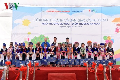 trao_qua_cho_cac_chau_vov__vkug 10