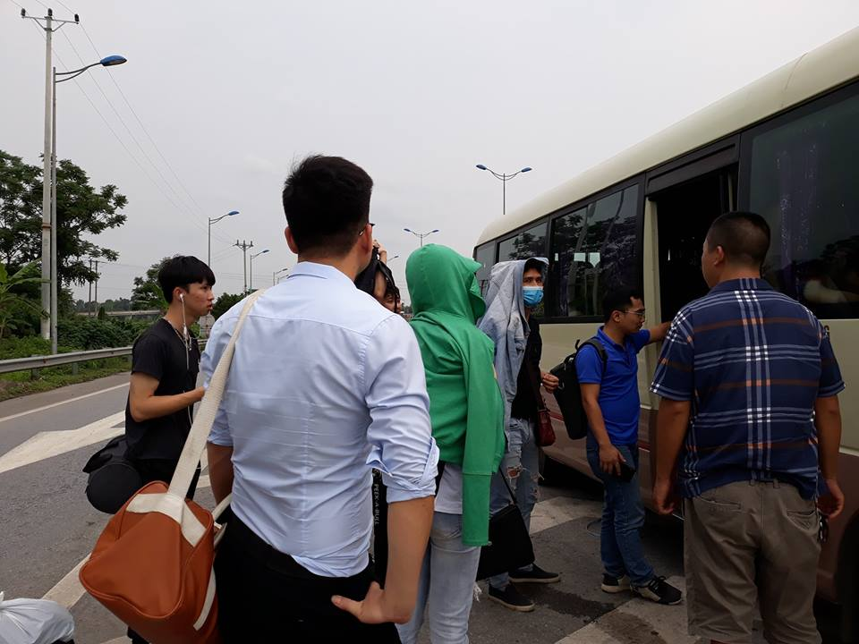 xe-du-bo-khach-giua-duong-2