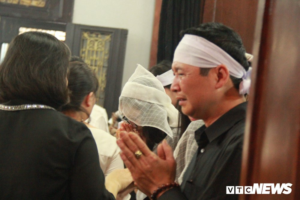 nu-cong-nha-bi-xe-tong