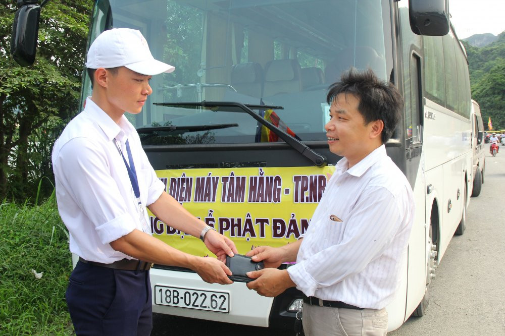 trao-tra-tien-du-khach-danh-roi