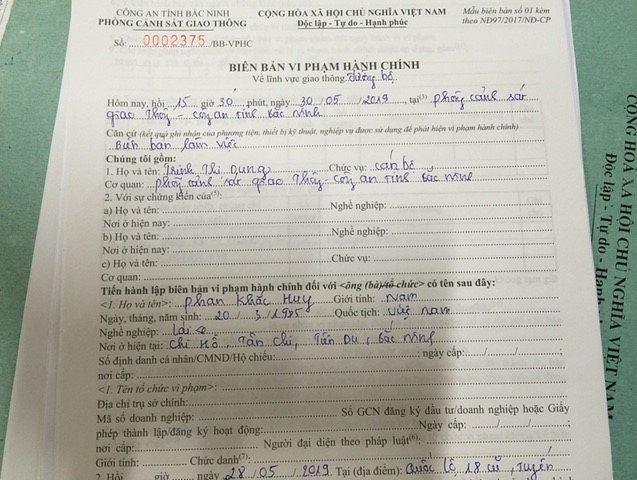 tai-xe-xe-buyt-vua-lai-xe-vua-su-dung-dien-thoai