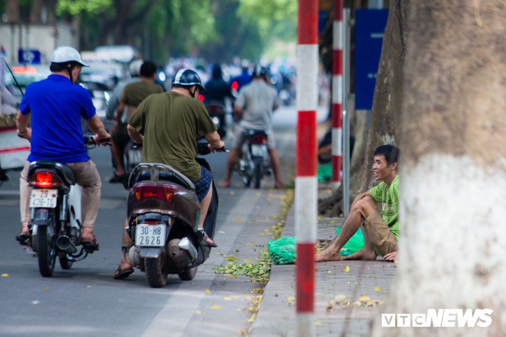 nguoi-nhen-but-sau-9 12