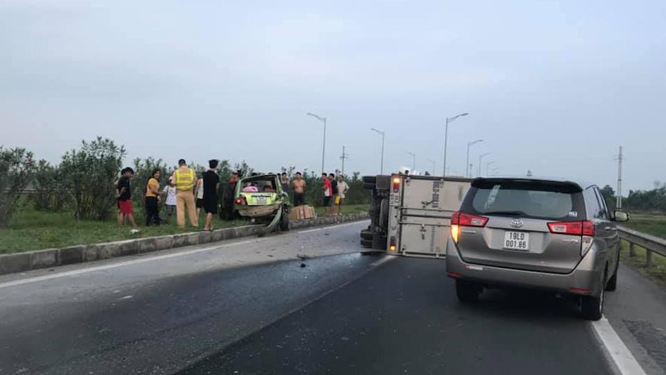 dung-xe-thay-lop-tren-cao-toc-