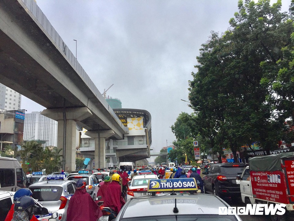 nguoi-dan-muu-sinh-trong-bao-