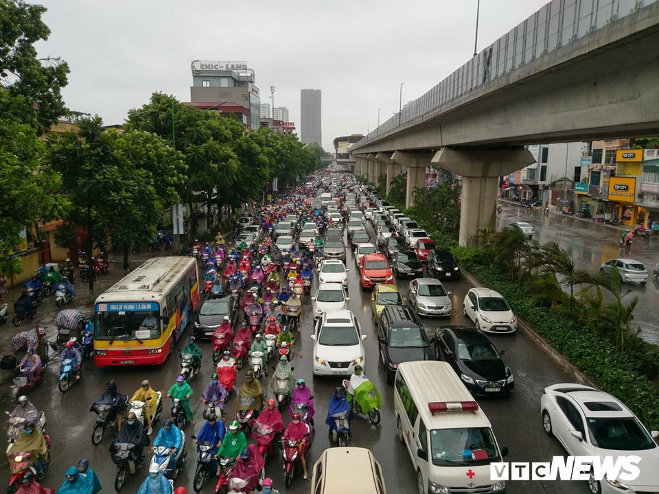 nguoi-dan-muu-sinh-trong-bao-3