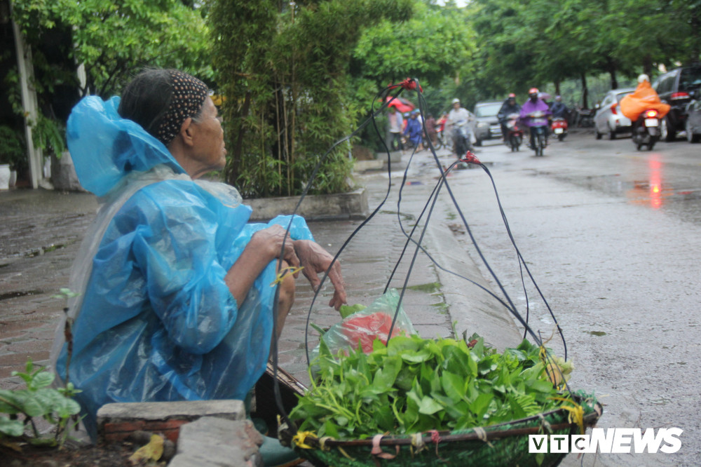 nguoi-dan-muu-sinh-trong-bao- (5) 5