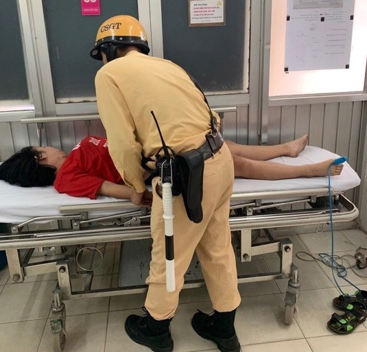 csgt-so-6-dua-nan-nhan-di-cap-cuu