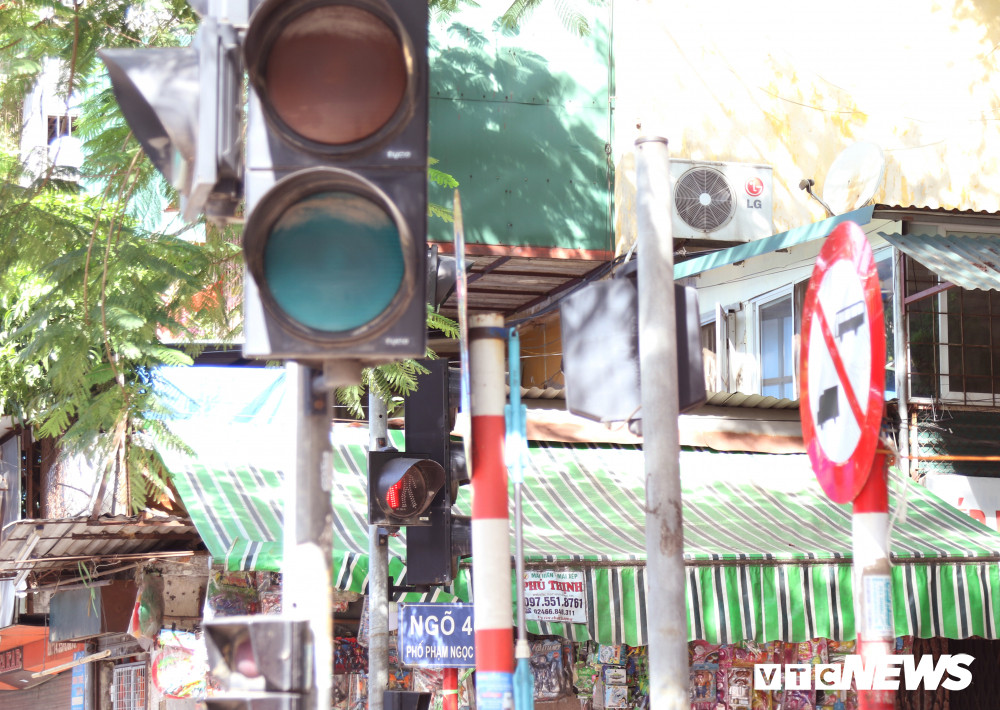 bien-bao-giao-thong-o-ha-noi-bi-che-khuat-