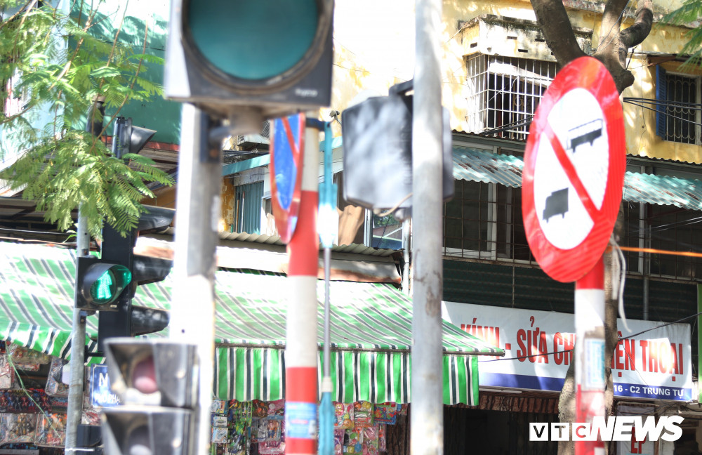 bien-bao-giao-thong-o-ha-noi-bi-che-khuat-1