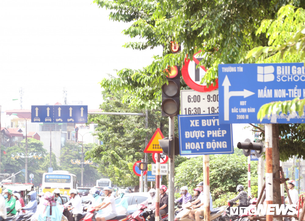 bien-bao-giao-thong-o-ha-noi-bi-che-khuat-14 6