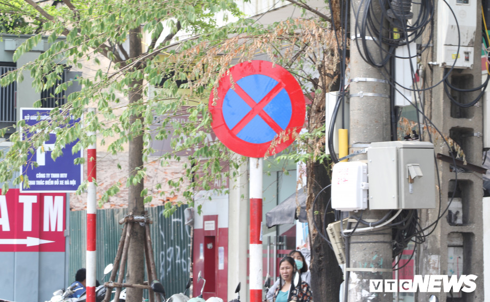 bien-bao-giao-thong-o-ha-noi-bi-che-khuat-16 8
