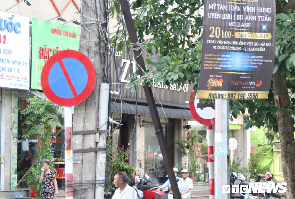 bien-bao-giao-thong-o-ha-noi-bi-che-khuat-3 3