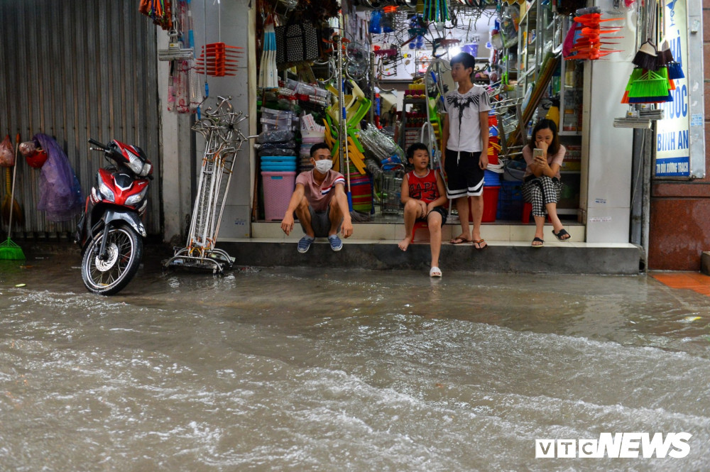 mua-ngap-o-ha-noi-1-1 (2) 4