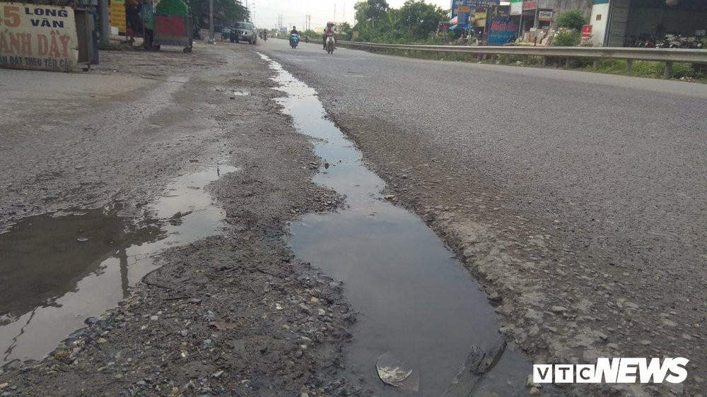 nuoc-thai-ra-quoc-lo-1a-1-1 (4) 3