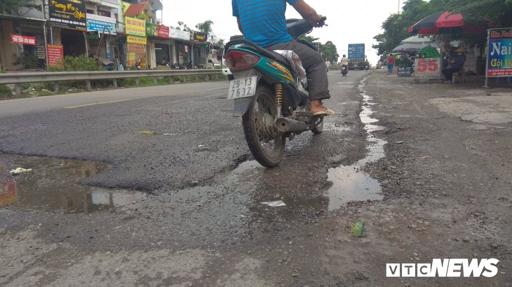 nuoc-thai-ra-quoc-lo-1a-1-1 (5) 9