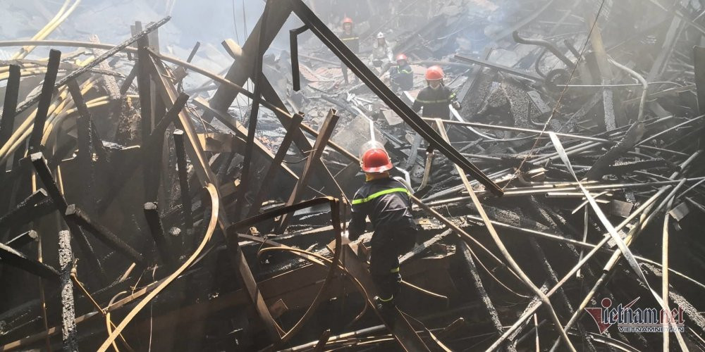 chay-cung-viet-xo-sap-san-khau-thiet-bi-dem-nhac-quang-ha-thanh-than-1 7