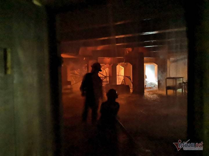 chay-hoi-truong-cung-van-hoa-huu-nghi-viet-xo-khoi-den-cuon-cuon 5