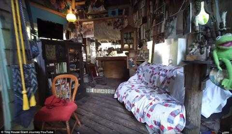 nguoi-phu-nu-25-nam-song-tren-cay-6184729120160908143931.2941120