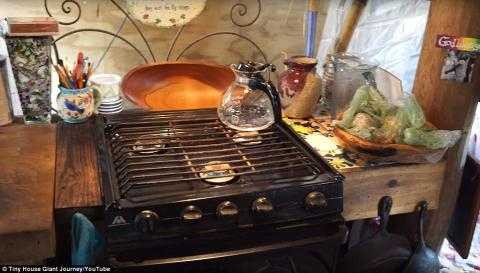 nguoi-phu-nu-25-nam-song-tren-cay-6185572220160908143932.9432390