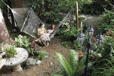 nguoi-phu-nu-25-nam-song-tren-cay-619962820160908143937.1704050