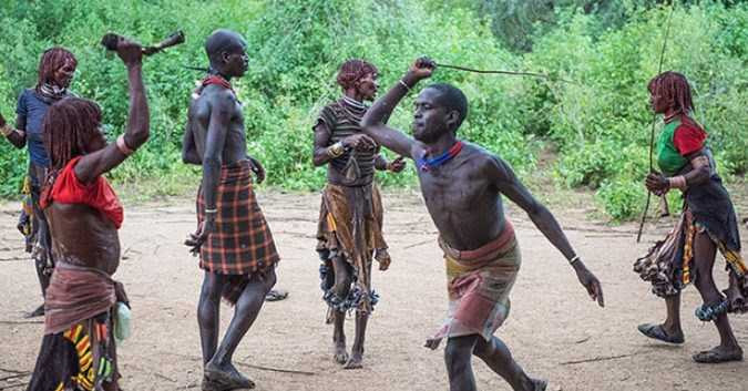 kinh-di-tuc-danh-nguoi-yeu-tham-te-de-bay-to-tinh-cam
