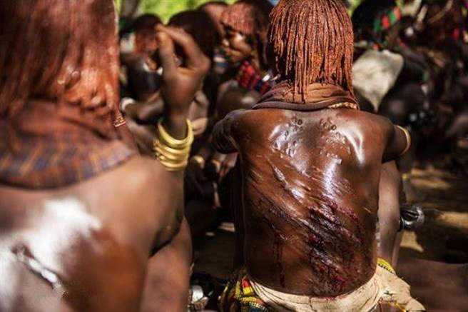 kinh-di-tuc-danh-nguoi-yeu-tham-te-de-bay-to-tinh-cam-hinh-8