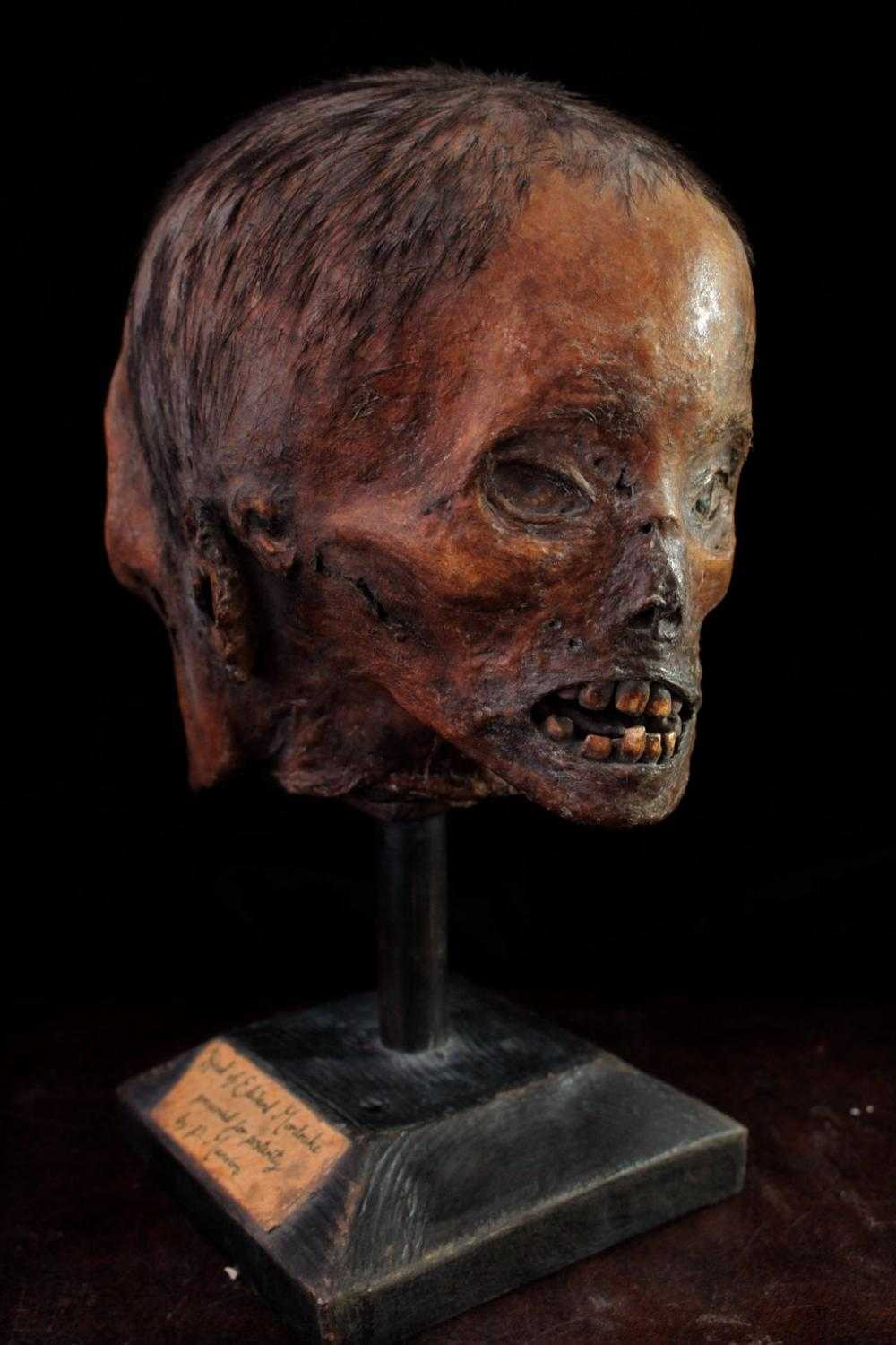 1476170559_nguoi-dan-ong-hai-mat-khien-the-gioi-khiep-so-hop-so-cua-edward