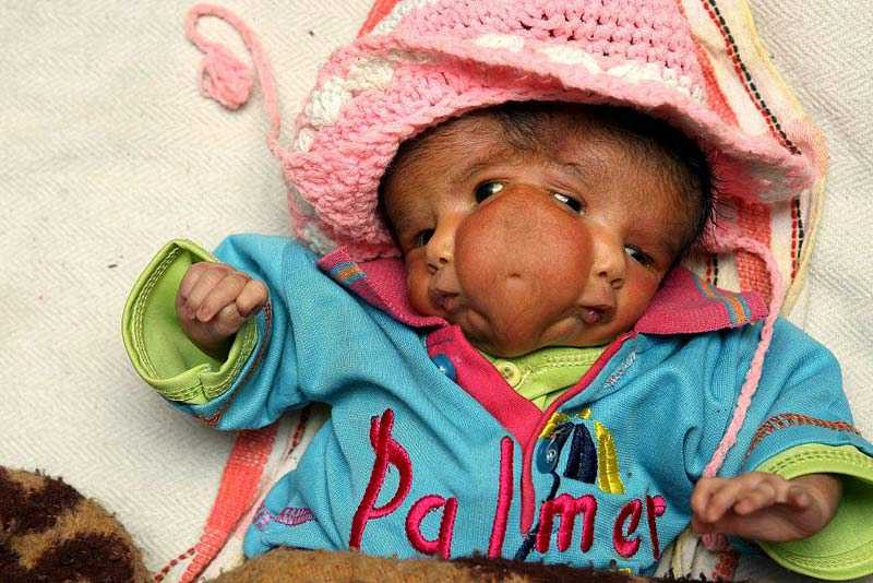 1476170611_nguoi-dan-ong-hai-mat-khien-the-gioi-khiep-so-em-be-hai-mat-an-do